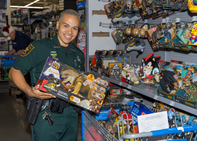 Deputy participating in the Chrismas Sharing Project